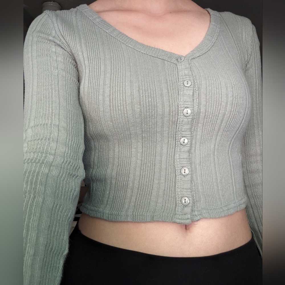 Forever 21 Light Green Cropped Long Sleeve Buttoned Top